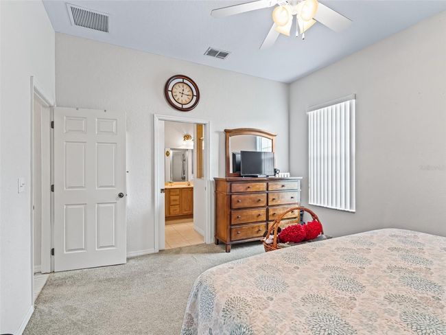 Primary bedroom w/Walk in closet & En suite | Image 18