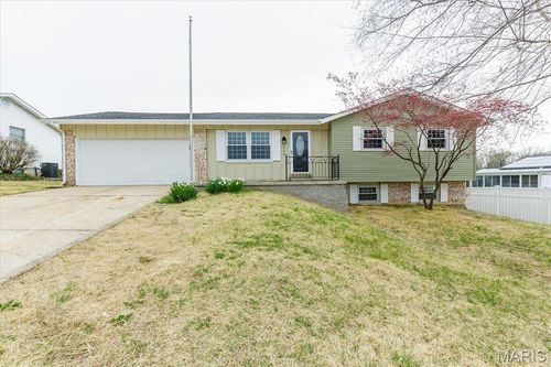 908 Crescent Dr, Saint Charles, MO, 63301-4741 | Card Image