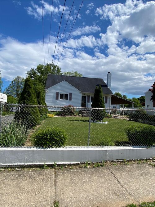 22 Montgomery Street, Islip, NY, 11717 | Card Image