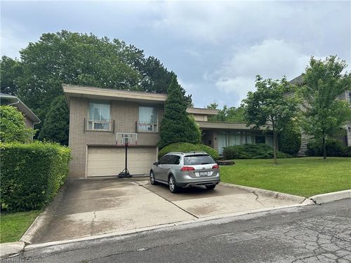 11 Wilmont Court, Hamilton, ON, L8S2T1 | Card Image