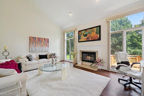 28418 Venice Cir, Farmington Hills, MI, 48334-4144 | Card Image