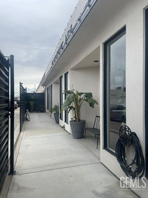 407 E 19th St, Bakersfield, CA, 93305-5107 | Card Image