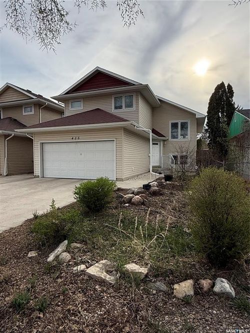 425 Y Avenue S, Saskatoon, SK, S7M3J8 | Card Image