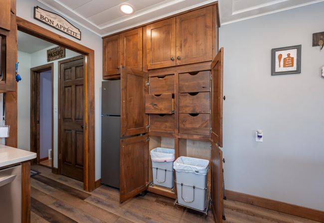 Hide away garbage cans | Image 7