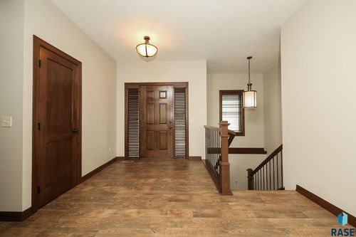 8201 E Arctic Willow Cir, Sioux Falls, SD, 57110-7000 | Card Image