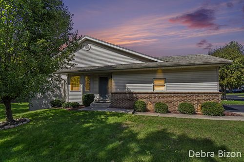 1011 Country Gdns Nw, Grand Rapids, MI, 49534-7919 | Card Image