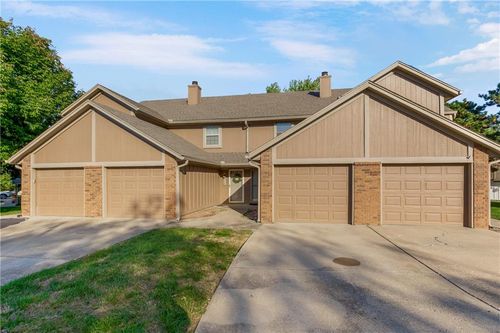 226 Sw Pinetree Ln, Lees Summit, MO, 64063-3975 | Card Image