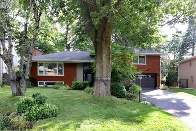 3338 Enniskillen Cir, House other with 4 bedrooms, 3 bathrooms and 8 parking in Mississauga ON | Image 3