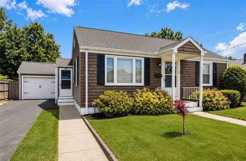 39 Gloria St, Pawtucket, RI, 02861-4409 | Card Image