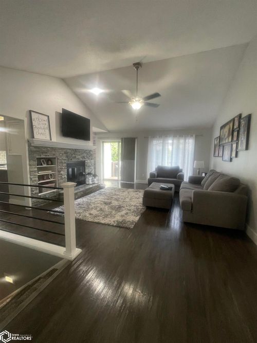 323 Prairie View Dr, Carroll, IA, 51401-3271 | Card Image