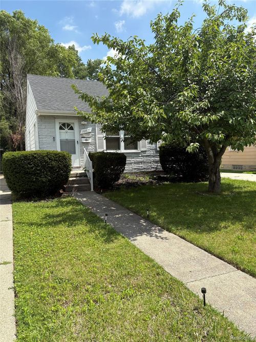 18827 Woodside St, Harper Woods, MI, 48225-2121 | Card Image