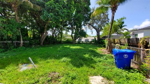 560 Nw 53rd St, Miami, FL, 33127-1950 | Card Image