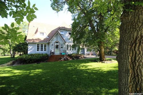 215 7th Ave, Shaunavon, SK, S0N2M0 | Card Image