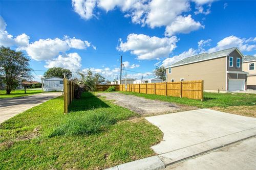 142 Flamingo Bight S, Baytown, TX, 77523-3195 | Card Image