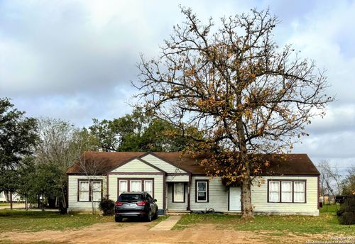 1000 E 2nd St, Nixon, TX, 78140-3261 | Card Image