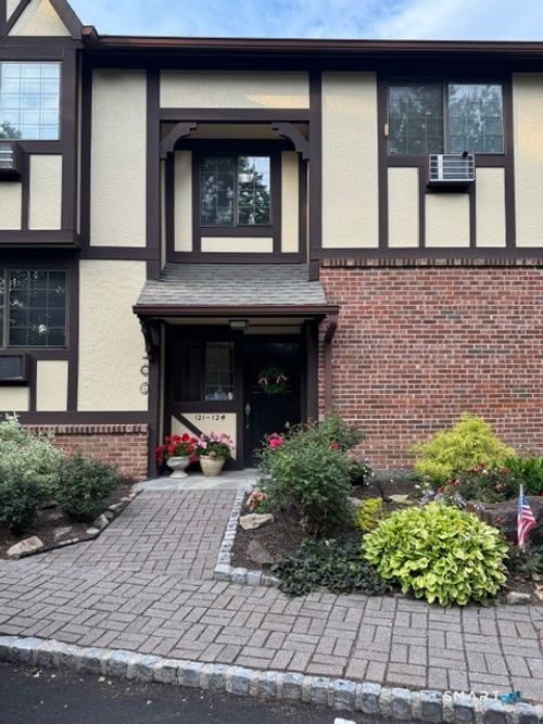 124-50 Aiken St, Norwalk, CT, 06851-2005 | Card Image