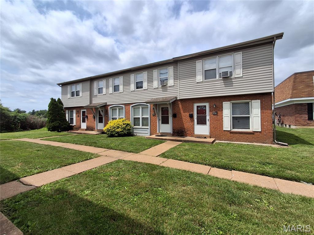 1017 Parkcrest Dr, Saint Charles, MO 63301