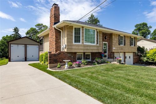 7513 High Dr, Pleasant Valley, MO, 64068-9594 | Card Image