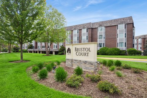 1e-400 Ascot Dr, Park Ridge, IL, 60068-3626 | Card Image