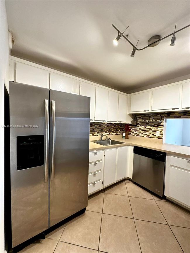 APT-5N - 480 Executive Center Dr, Condo with 2 bedrooms, 2 bathrooms and null parking in West Palm Beach FL | Image 4