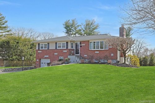 12 Greenwood Ln, Valhalla, NY, 10595-1135 | Card Image