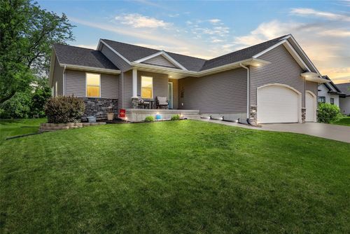 1712 Hoover Trail Ct Sw, Cedar Rapids, IA, 52404-7475 | Card Image
