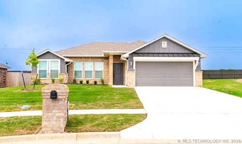 2502 W Center St, Collinsville, OK, 74021-5038 | Card Image