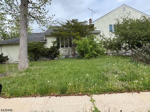 6 Grand St, Clark, NJ, 07066-1831 | Card Image