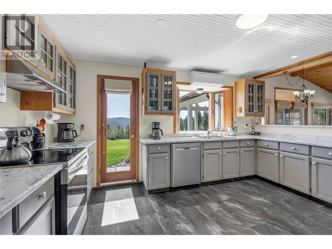 30 Osborne Rd, House other with 3 bedrooms, 2 bathrooms and 4 parking in Summerland BC | Image 13