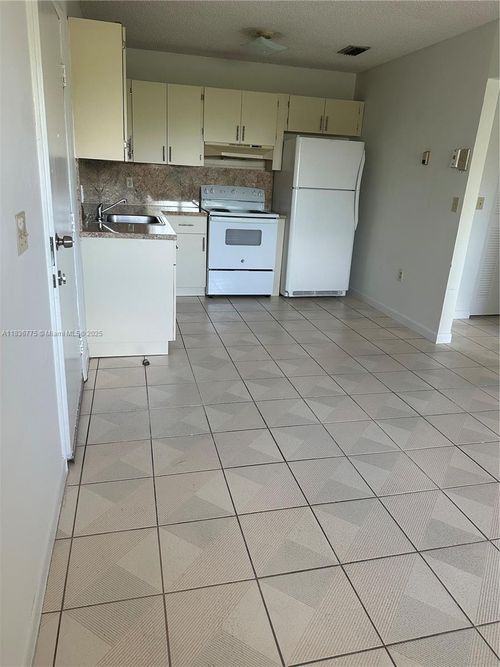 apt-205-120 W 9th St, Hialeah, FL, 33010-4044 | Card Image