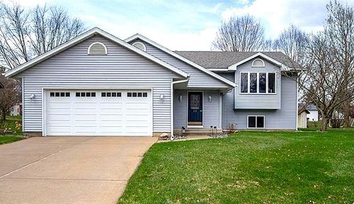 512 Windsor Forest Dr, Altoona, WI, 54720-2715 | Card Image