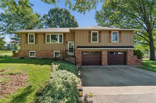892 Gregory St, Peculiar, MO, 64078-9555 | Card Image