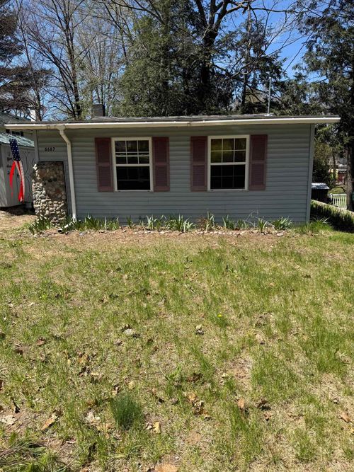 8687 Reiss Dr, Farwell, MI, 48622-9693 | Card Image