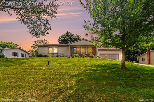 136 Endicott Dr, Howell, MI, 48843-8602 | Card Image