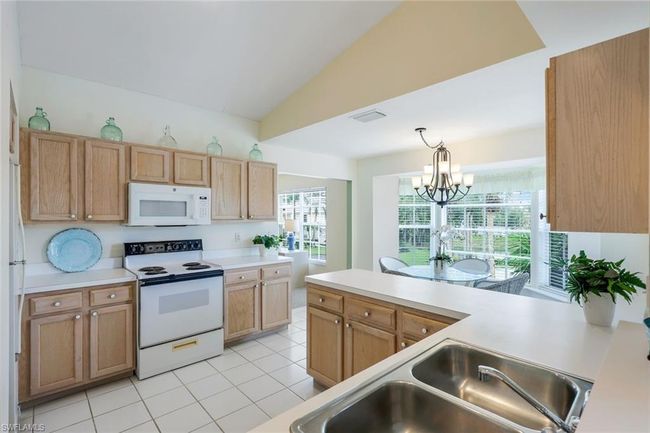 APT-201 - 736 Wiggins Lake Dr, Condo with 2 bedrooms, 2 bathrooms and 1 parking in NAPLES FL | Image 7