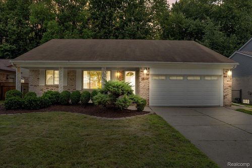 9437 Continental Dr, Taylor, MI, 48180-3083 | Card Image
