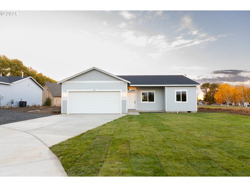 896 Se 9th Dr, Hermiston, OR, 97838 | Card Image