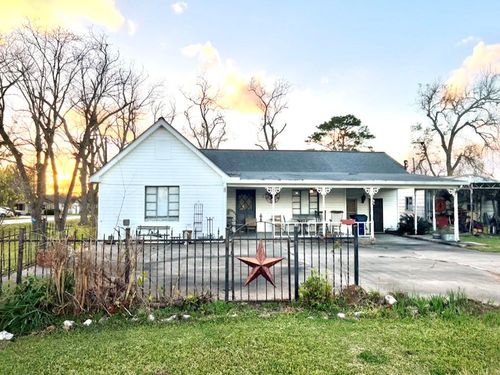 202 1st St, Brazoria, TX, 77422-8824 | Card Image