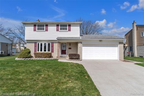 39052 Howell St, Livonia, MI, 48154-4717 | Card Image
