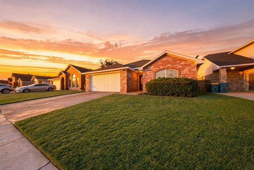 737 Nelson Dr, Cedar Hill, TX, 75104-9273 | Card Image