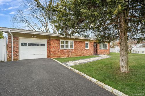 66 W 10th St, Huntingtn Sta, NY, 11746-1634 | Card Image