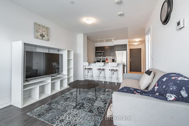 805 - 8 Trent Ave, Condo with 2 bedrooms, 1 bathrooms and 1 parking in Toronto ON | Image 13
