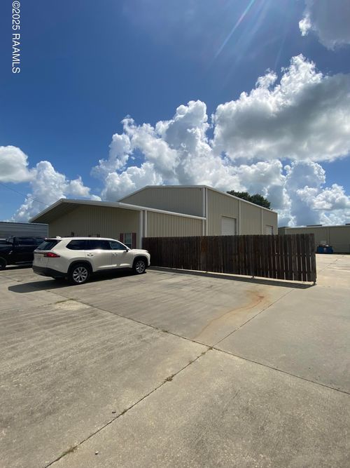 104 Holstien Ln, Youngsville, LA, 70592-5576 | Card Image