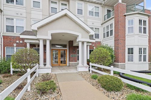 212-8530 Greenway Boulevard, Middleton, WI, 53562 | Card Image