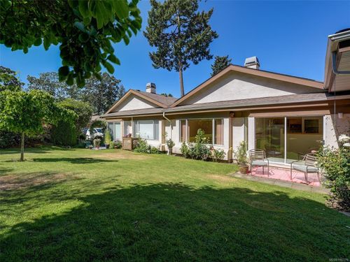 60-901 Kentwood Lane, Saanich, BC, V8Y2Y9 | Card Image