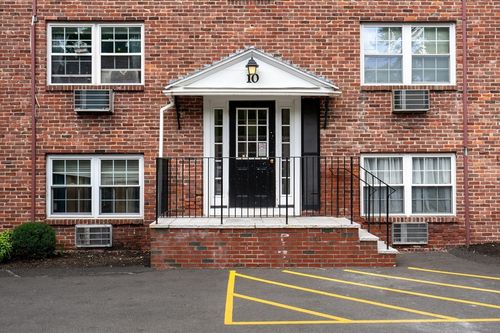 apt-2-10 Colonial Village Dr, Arlington, MA, 02474-3938 | Card Image