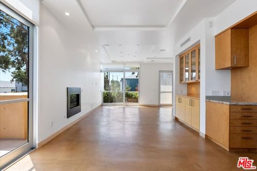 3-2301 10th St, Santa Monica, CA, 90405-2528 | Card Image