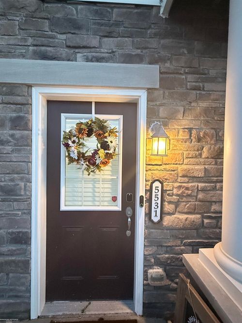 5531 Arbor Chase Dr, Ann Arbor, MI, 48103-3516 | Card Image