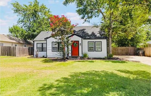 1017 Milner Dr, College Station, TX, 77840-2214 | Card Image
