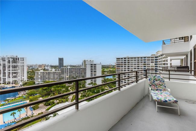 APT-1717 - 2500 Parkview Dr, Condo with 2 bedrooms, 2 bathrooms and null parking in Hallandale Beach FL | Image 9